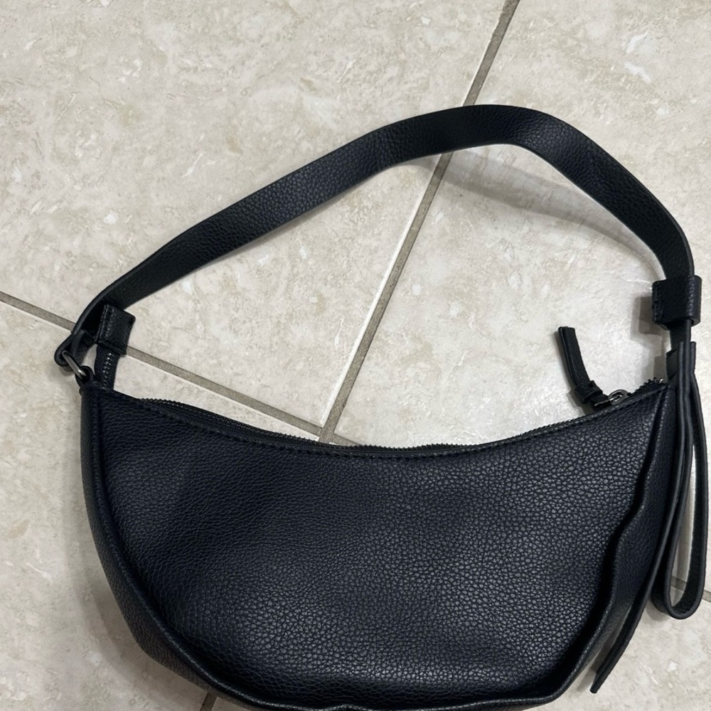 Elegant Black Leather Shoulder Bag